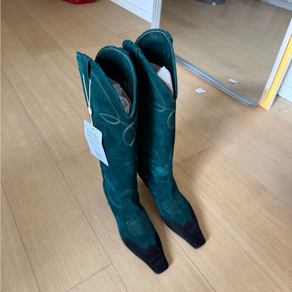 KHAITE Dallas suede boots